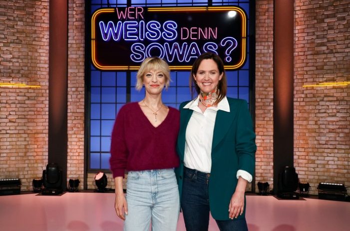 Kommissarin gegen Kriegerin: Heike Makatsch und Emily Cox bei „Wer weiß denn sowas?“ / Das Wissensquiz vom 30. Mai bis 3. Juni 2022 um 18:00 Uhr im Ersten (FOTO)