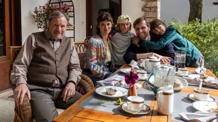 Niklas heißt jetzt Nina: „Draußen anders“ (AT) – Drehschluss für berührende Familiengeschichte mit Friederike Becht, Ulrich Brandhoff und Michael Wittenborn (FOTO)