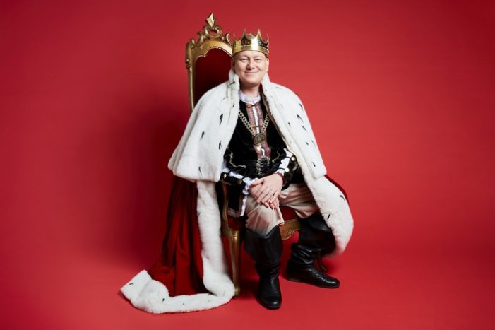 Welcher Promi klaut Deutschlands bekannteste Krone? Die interaktive Gameshow „Knossis Kingdom“ mit Jens Knossalla alias Knossi startet am 15. Juli 2022 exklusiv und kostenlos auf Joyn (FOTO)