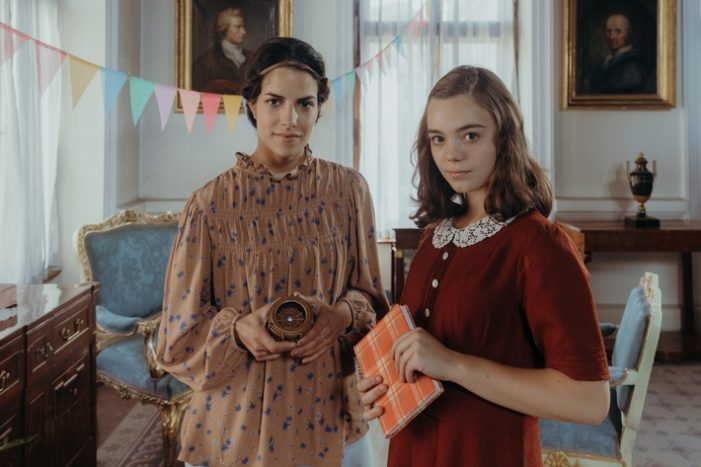 Plattformübergreifende „Triff…“-Premiere zum Anne Frank Tag am 12. Juni bei KiKA / Neue Folge des Geschichtsformats im KiKA-Jubiläumsjahr barrierefrei abrufbar (FOTO)