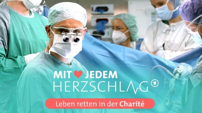 „Mit jedem Herzschlag – Leben retten in der Charité“ – Neue rbb-Dokutainment-Serie mit Dr. Julia Fischer (FOTO)
