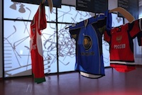 Eine Ausstellung aus über 300 Eishockeyschlägern gebaut