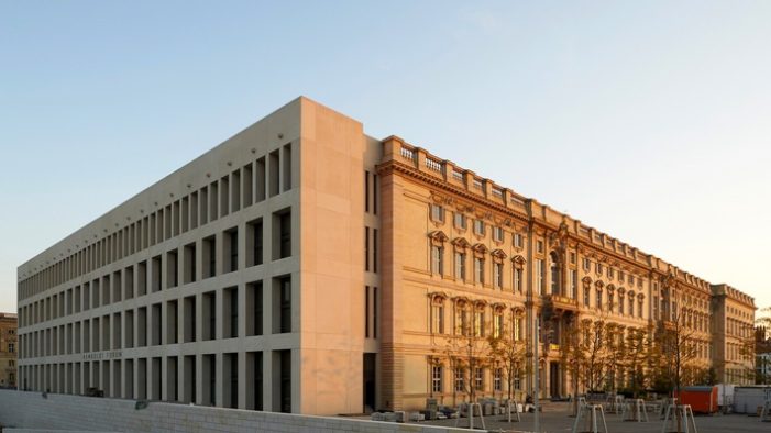 „Museums-Check mit Markus Brock“ und Mo Asumang aus dem Humboldt-Forum in Berlin (FOTO)