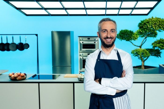 „Böhmi brutzelt“ wieder: Sechs neue Folgen der Kochshow mit Jan Böhmermann in ZDFneo (FOTO)
