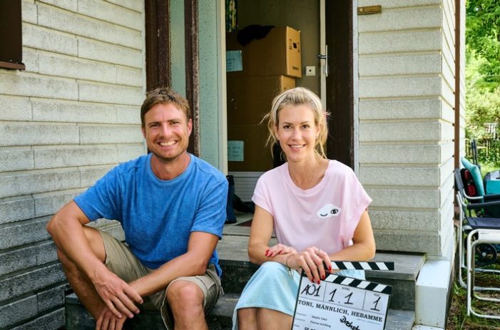 „Endlich Freitag im Ersten“: Drehstart für zwei weitere Filme der erfolgreichen ARD-Degeto-Reihe „Toni, männlich, Hebamme“ mit Leo Reisinger und Wolke Hegenbarth (FOTO)