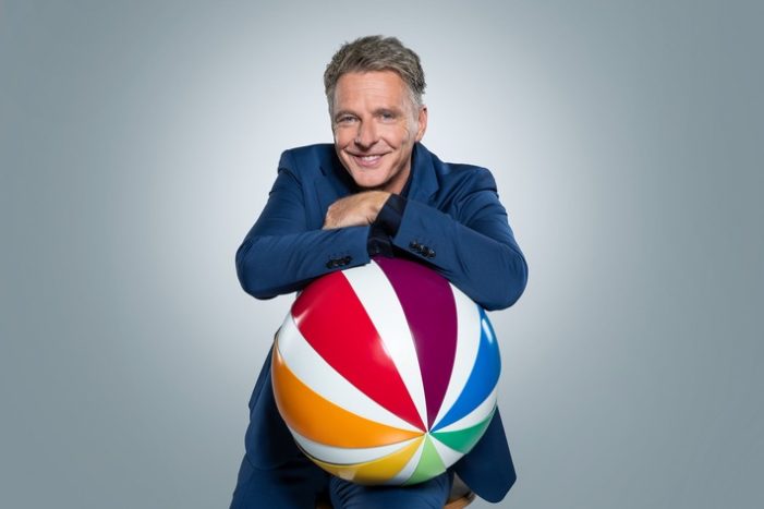 Elternbrief Juli: Neuer Lehrplan ab 24. August. In „Zurück in die Schule“ mit Jörg Pilawa übernehmen Grundschüler:innen den Unterricht (FOTO)