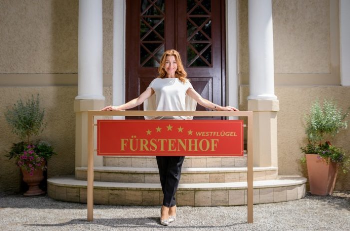 „Sturm der Liebe“: Neue Powerfrau am „Fürstenhof“ / Ende August 2022 stößt Daniela Kiefer zum Cast der ARD-Erfolgstelenovela (FOTO)