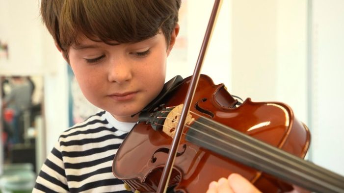 NDR Doku „Mit dem Körper hören“ begleitet hörgeschädigte Kinder beim Erlernen eines Instruments (FOTO)