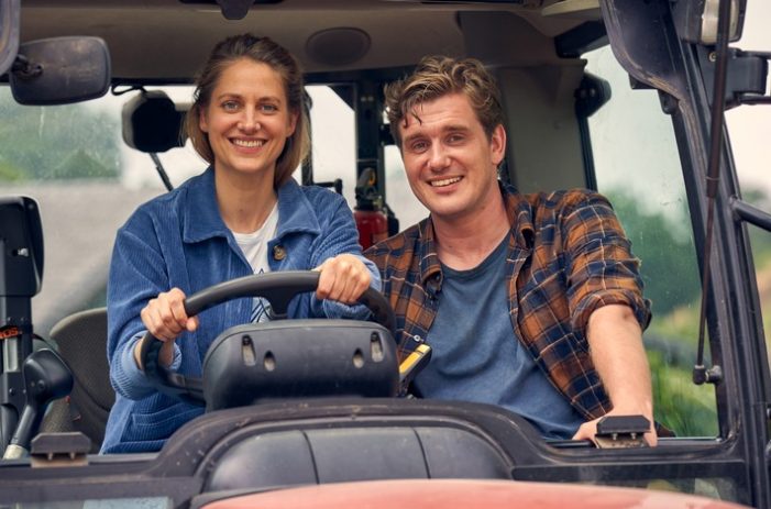 „Endlich Freitag im Ersten“: Drehende für die ARD-Degeto-Komödie „Landfrauen“ (AT) mit Bettina Burchard und Max Bretschneider (FOTO)