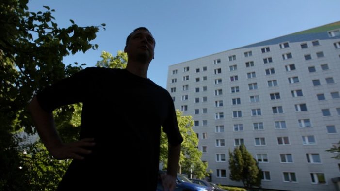 Zweiteilige 3satKultudoku „Aufgewachsen unter Glatzen“ / Filmüber Nachwendegewalt, Rostock-Lichtenhagen und „Baseballschlägerjahre“ (FOTO)