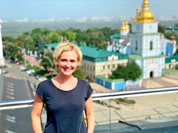Sechs Monate Krieg gegen die Ukraine – tagesthemen live aus Kiew mit Caren Miosga (FOTO)