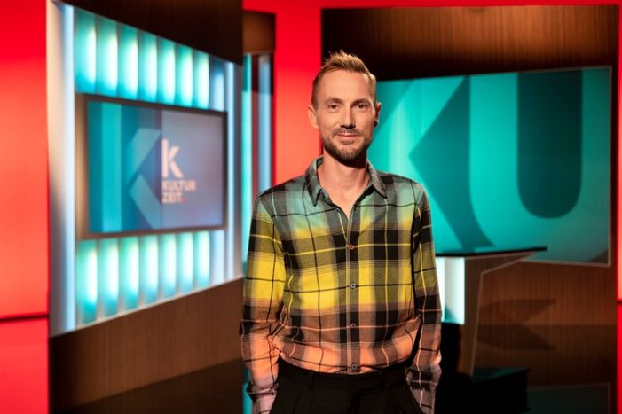 Nino Gadient moderiert „Kulturzeit“ in 3sat (FOTO)