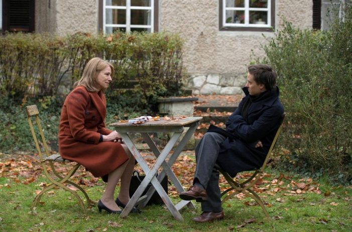 LARA – eindringliches Filmdrama mit Corinna Harfouch und Tom Schilling ab 5. September als sechster „ARD Debüt“-Film in der ARD Mediathek / am Sonntag, 4. September 2022, um 00:10 Uhr im Ersten (FOTO)