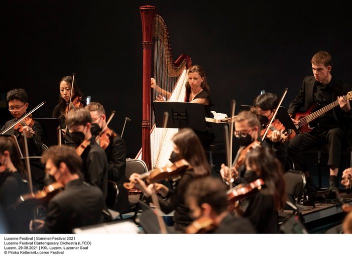 Geburtstagskonzert des Lucerne Festival Contemporary Orchestra in Köln / Gastspielpremiere mit dem französischen Dirigenten Sylvain Cambreling am 4. September in der Kölner Philharmonie (FOTO)