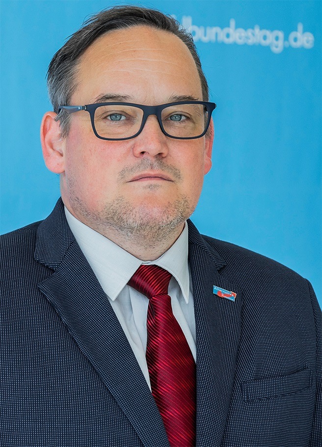 Martin Reichardt: Erschütternd für unsere Demokratie – Jugendliche vertrauen weder Journalisten, noch der Politik (FOTO)