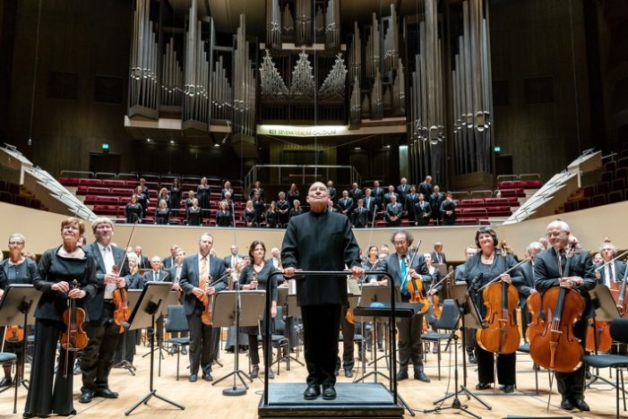 Auftakt zur Konzertsaison 2022/23: MDR-Ensembles starten mit großer Chorsinfonik von John Adams im Gewandhaus (FOTO)