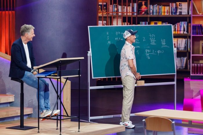 Voller Elan. In der vierten Folge der SAT.1-Show „Zurück in die Schule“ geht eine Schultafel zu Bruch (FOTO)