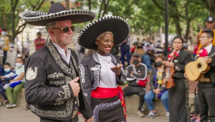 Wer wird „Local Hero“ in Mexiko? Auf Nikeata Thompson und Jenke von Wilmsdorff warten am Sonntag landestypische Klänge, schmackhafte Skorpione und ein Sport der Mayas (FOTO)