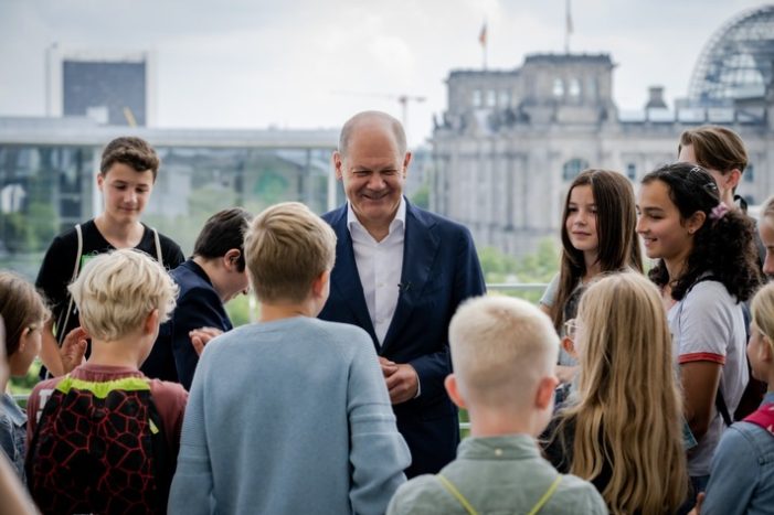 „Haben Sie Angst vor Putin?“ Olaf Scholz, Annalena Baerbock und Karl Lauterbach stellen sich Kinderfragen in SAT.1 (FOTO)