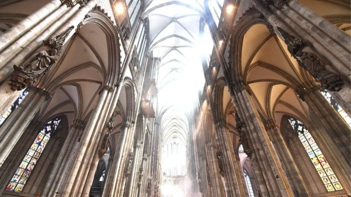 Bibel TV: 20 Jahre Sendungsbewusstsein / Anders als von vielen erwartet wächst das christlich-ökumenische Medienhaus weiter und feiert sein zwanzigjähriges Bestehen (FOTO)