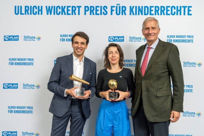 Journalist:innen mit Ulrich Wickert Preis für Kinderrechte 2022 geehrt / Ulrich Wickert und Ministerin Svenja Schulze würdigen herausragende Medienbeiträge (FOTO)