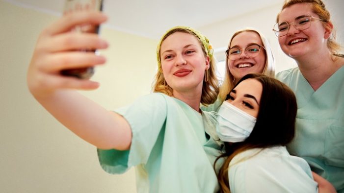 Zum Deutschen Pflegetag: MDR-Doku-Serie „Die Pflegeklasse“ ab 6. Oktober in der ARD Mediathek (FOTO)
