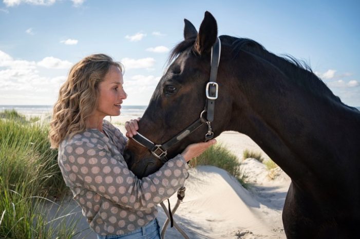 „Ein Sommer auf Langeoog“ – ZDF-Herzkino mit Lara Joy Körner (FOTO)