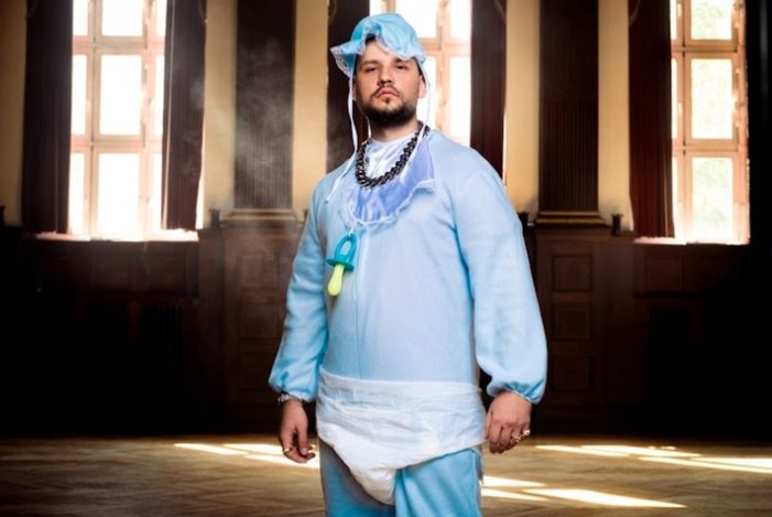 Das Warten hat ein Ende: Slavik Junge ist zurück auf Joyn! Die zweite Staffel „Nicht erregen“ und die vierte Staffel „Slavik – Auf Staats Nacken“ bald exklusiv und kostenlos auf Joyn (FOTO)