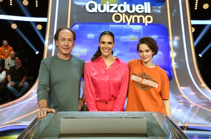Ku´Damm-Stars gegen den Olymp: Emilia Schüle und Ulrich Noethen raten bei Esther Sedlaczek / „Quizduell-Olymp“ am Freitag, 14. Oktober, 18:50 Uhr im Ersten (FOTO)