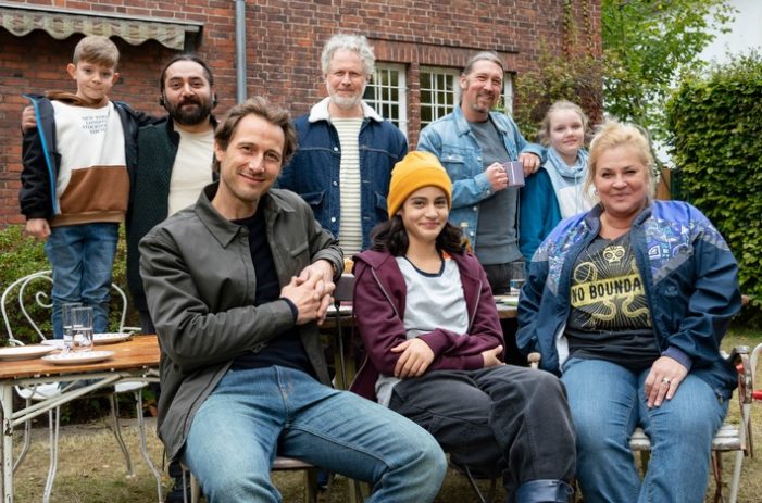 „Ein Bett für Papa“ (AT): Dreharbeiten für berührenden Familienfilm mit David Rott, Sabrina Amali, Petra Kleinert und Adina Vetter (FOTO)