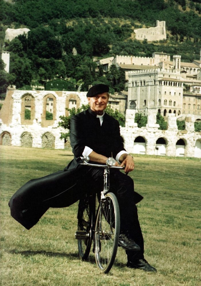 Deutschlandpremiere: Bibel TV startet Serie „Don Matteo“ mit Terence Hill / Die beliebte italienische Krimikomödie läuft ab 11. November, jeweils freitags um 20:15 Uhr: Ein Pfarrer auf Verbrecherjagd (FOTO)
