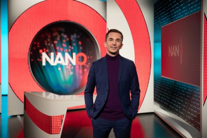 Eric Mayer moderiert das 3sat-Wissenschaftsmagazin „NANO“ / „Ein verlässlicher Fels im überwältigenden Inforauschen“ (FOTO)