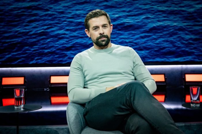 Klaas Heufer-Umlauf: „Wir sollten alle hinschauen und helfen, wo wir nur können.“ ProSieben zeigt preisgekrönte Doku „Route 4“ am Montag, 20:15 Uhr (FOTO)