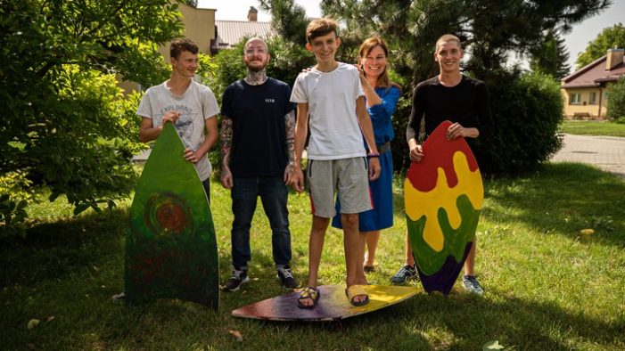 Schrauben, sägen, spenden! Studio71-Artist und DIY-Profi Jonas Winkler leistet in neuer Social-Kampagne gemeinsam mit den SOS-Kinderdörfern weltweit Hilfe zur Selbsthilfe (FOTO)