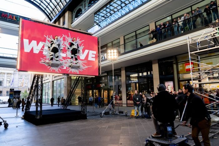 Bestwert! „Joko& Klaas gegen ProSieben“ gewinnt mit 17,5 Prozent Marktanteil die Prime Time, ProSieben lässt Joko& Klaas als lebendes Plakat anbringen (FOTO)