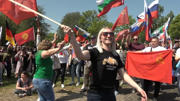 ZDFzoom-Dokuüber russische Kriegspropaganda und ihre Macher: „Russlands deutsche Propaganda-Krieger“ (FOTO)