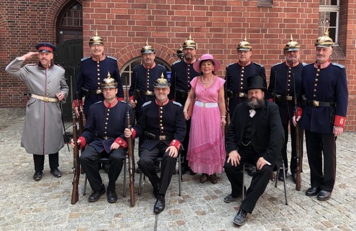 Die Köpenicker Hauptmanngarde eröffnet am 11. November 18 Uhr das Winter-Film-Fest im Nikolaiviertel