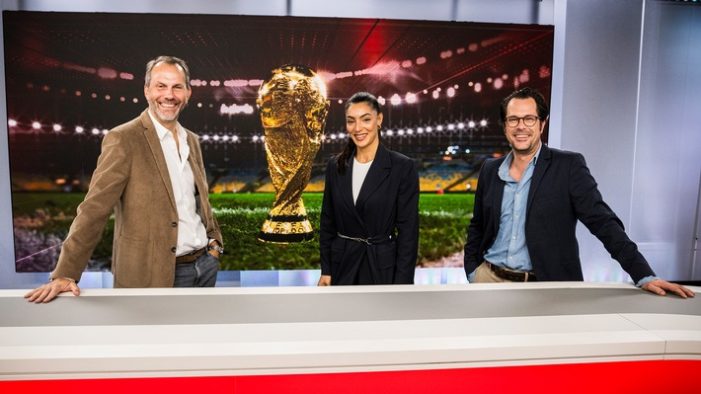 „LOTHAR LEGT LOS!“: BILD begleitet die FIFA Fußball-Weltmeisterschaft Katar 2022 (TM) in Online, TV, Audio und Print / Auftaktshow mit Lothar Matthäus, Karl-Heinz Rummenigge, Marcel Reif bei BILD TV (FOTO)