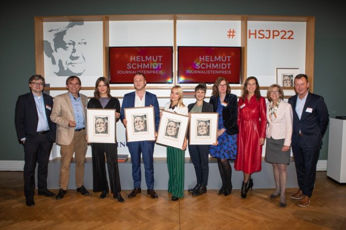 Helmut Schmidt Journalistenpreis 2022 / Ausgezeichnet wurden Sophia Bogner und Paul Hertzberg (brand eins), Maria-Theres Schuler (daslamm.ch) sowie Maria Christoph und Nora Voit (Die Zeit) (FOTO)