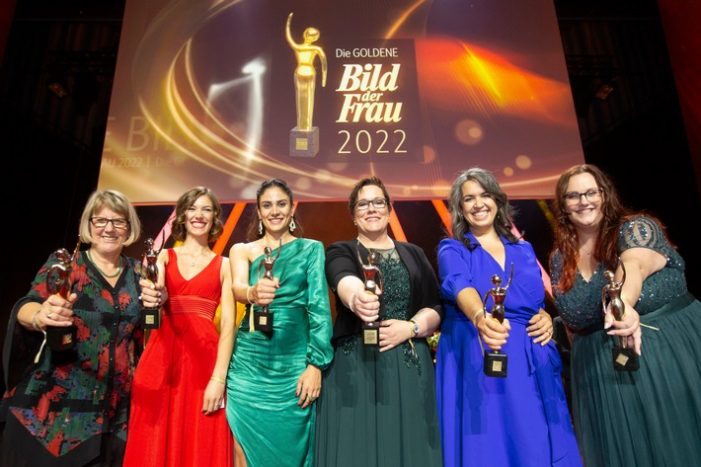 Die GOLDENE BILD der FRAU 2022: Beeindruckende Frauen, vieleÜberraschungen, große Emotionen / Kerstin Held gewinnt in diesem Jahr den Leserinnen- und Leserpreis (FOTO)