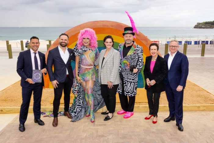 Riesige Regenbogen-Sandskulptur in Sydney läutet die letzten 100 Tage bis zum Sydney WorldPride ein (FOTO)
