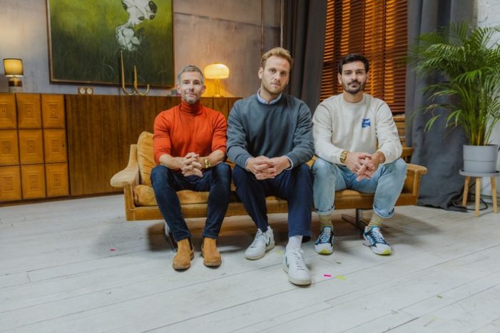 ZDF-Talk-Format „Auf der Couch“ startet mit zweiter Staffel / Zum Auftakt ist die WM in Katar Streitthema bei Dr. Leon Windscheid (FOTO)