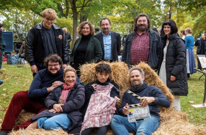 Drehschluss für die Serie „Nackt über Berlin“ von Axel Ranisch / Tragikomische Coming-of-age-Serie mit Lorenzo Germeno, Anh Khoa Tran und Thorsten Merten (FOTO)