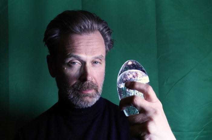 Löst die kniffligsten Rätsel: Matthias Matschke als Stardetektiv Timothy Truckle in der ARD Audiothek (FOTO)