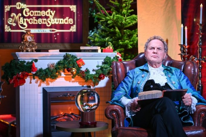 „Großmutter, Großmutter – warum hast du so ungepflegte Fingernägel?!“ SAT.1 zeigt „Rotkäppchen“ in „Die Comedy Märchenstunde“ am Montag, 12. Dezember (FOTO)