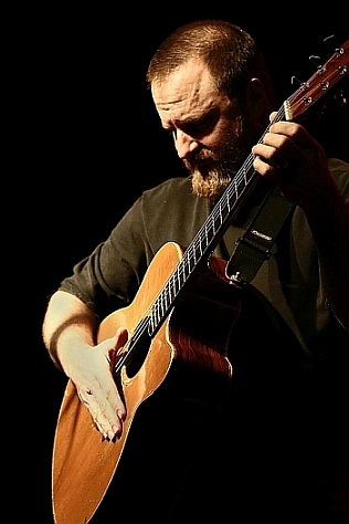 Guinness-Weltrekordhalter auf Deutschlandtournee: Fingerstyle-Virtuose Jeff Aug gibt akustische Solo-Konzerte