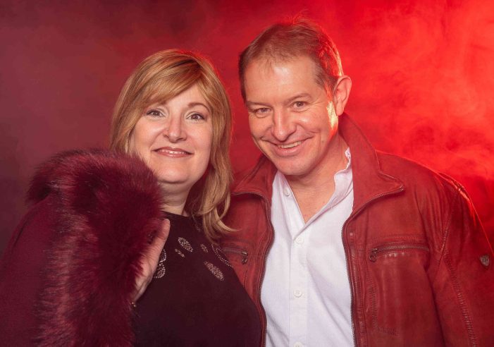 Die Amadinos mit einem Geschenk für ihre Fans