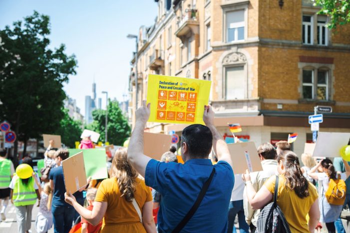 Mehr als 300 Besuchende nehmen an der Art for Peace Veranstaltung in Frankfurt teil