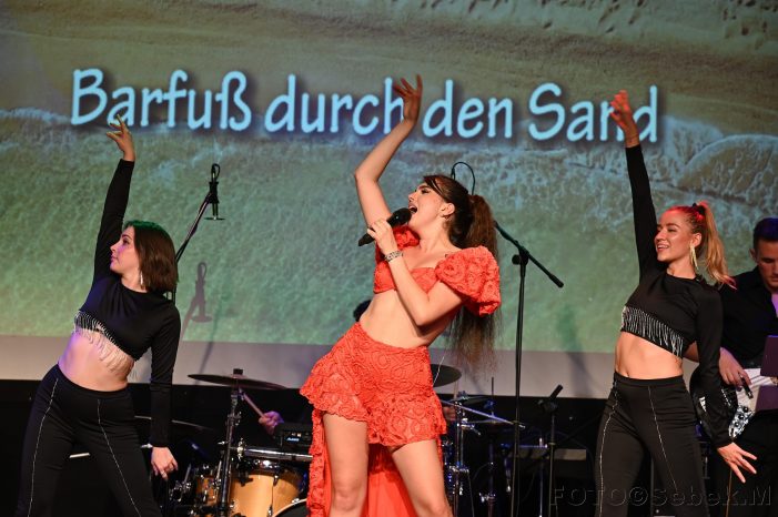 Maibritt – die Show wurde trotz Sitzplätze zum Stehkonzert!