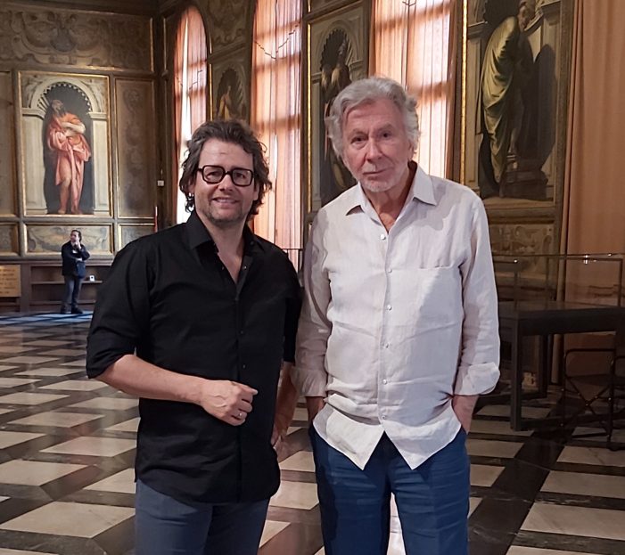 Ausstellungsmacher Dirk Geuer kuratiert zur Biennale Arte 2024 vier hochkarätige Ausstellungen am Markusplatz in Venedig:  Zum Start zeigt Bernar Venet seine Konzeptkunst